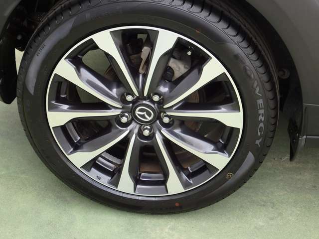 CX-3に標準装備されている18インチの純正アルミホイールですタイヤサイズは「215/50R18」となっております！