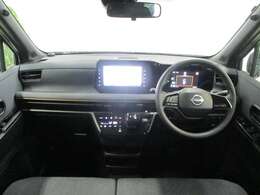 黒を基調としたスタイリッシュなデザインの運転席です。衝突被害軽減ブレーキ、レーンキープアシストなどの安心装備付き！