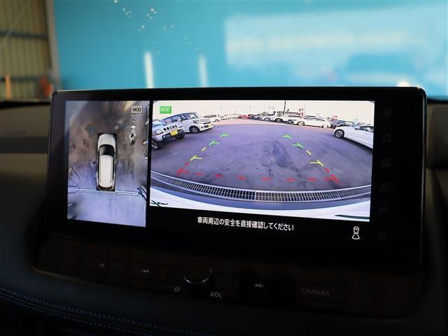 【全方位カメラ】アラウンドビューモニターは真上から見下ろした様に車の周囲を表示することで、駐車時の安全性と利便性を高めます。