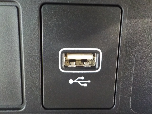 【USBポート】USBポートも装備されています♪スマートフォンのオーディオに連携も可能です。今や欠かせない装備の一つです！