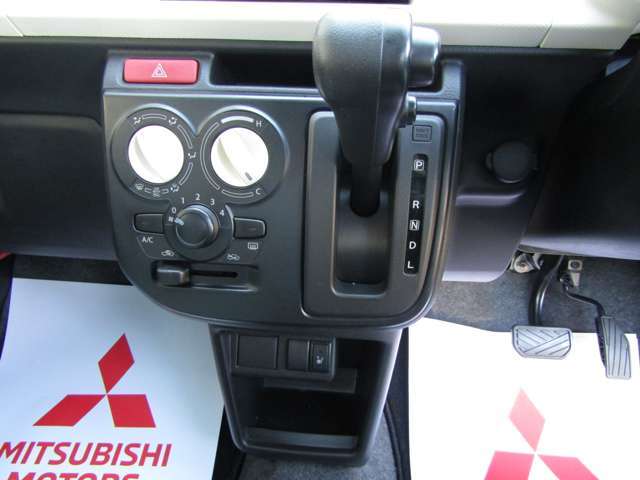エアコンはマニュアルエアコンがついています。