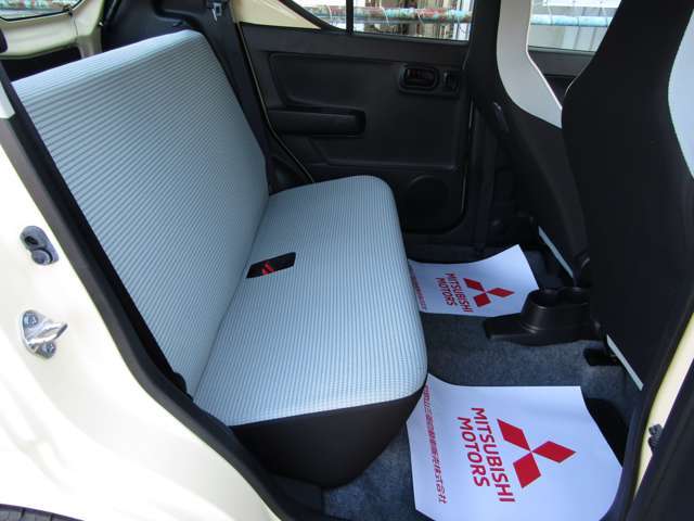 後部座席も足元広くゆったり座れます。