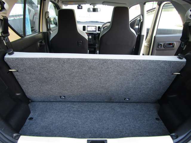 普段使いであれば充分な広さの荷室です。