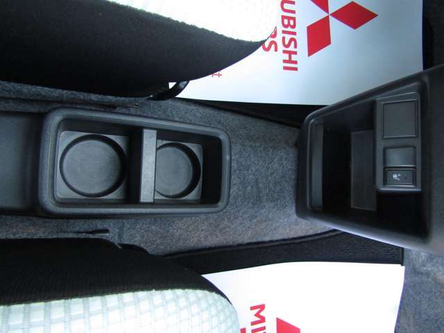 ドリンクホルダー・小物入れ付きです。