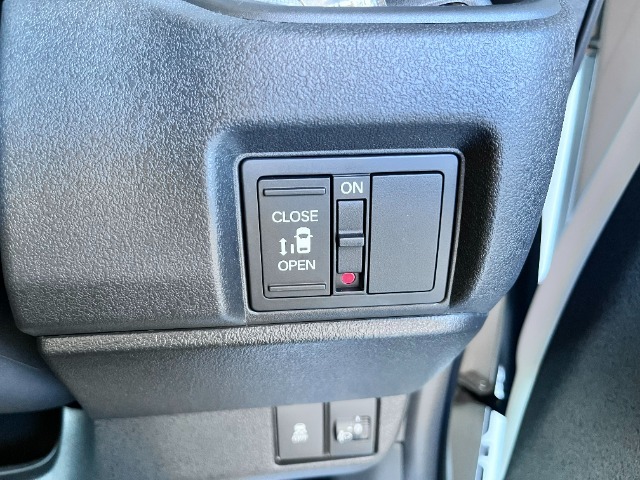 運転席から左側電動スライドドアの開閉をしていただけます♪お子様のお迎えや雨の日の乗り降りなどもスムーズにしていただけます☆