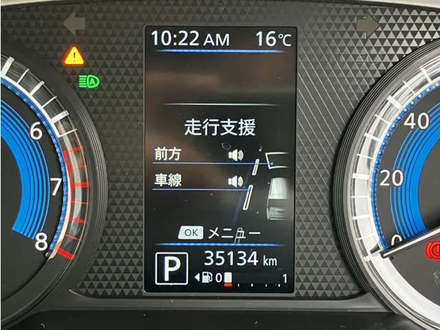 スピードメーター上に運転をサポートする様々な情報を表示してくれます。走行距離は約35100キロです。
