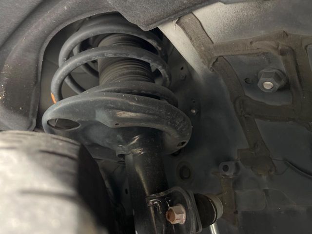 お車を安心してお乗りいただく為には、足回りの定期点検が欠かせません。サービスサポート（有償保証）では無料点検もご提供しており、安心のカーライフをお過ごしいただけるサポート体制が整っています。