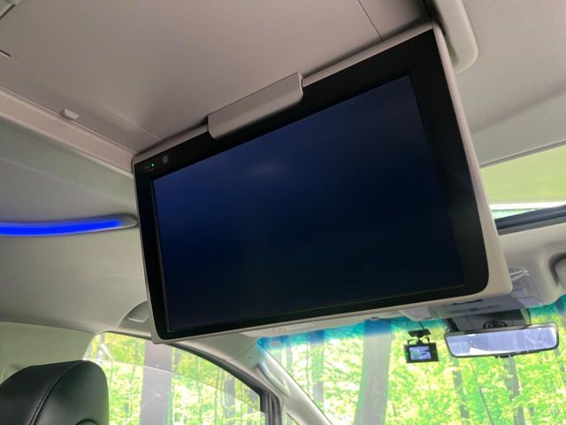 【フリップダウンモニター】大画面モニターで後席でもエンタメをお楽しみいただけます。小さなお子様にも大人気の装備です♪