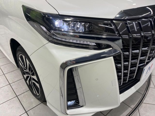 【LEDヘッドライト】悪天候や夜間走行時も良好な視界を確保し安心して運転できる高輝度LEDヘッドライトを装備！点灯速度が早く、消費電力も抑えられています。