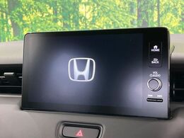 【純正ナビ】人気の純正ナビを装備しております。ナビの使いやすさはもちろん、オーディオ機能も充実！キャンプや旅行はもちろん、通勤や買い物など普段のドライブも楽しくなるはず♪