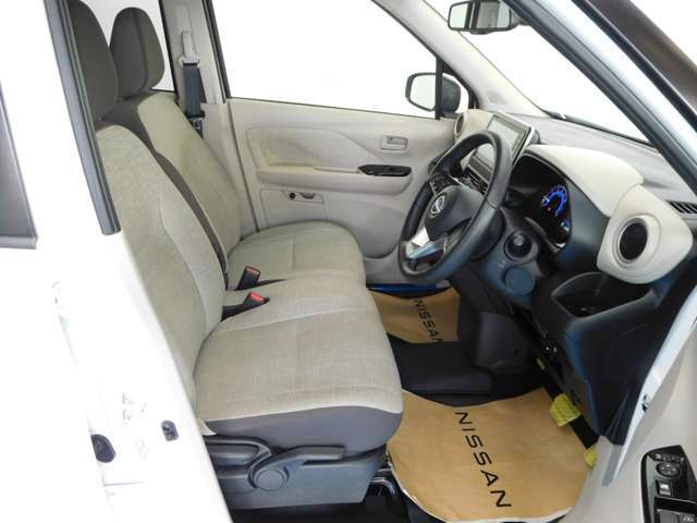 運転席の足元も広く余裕があります　シートリフター付きで小柄な方でも高さ調整が可能です
