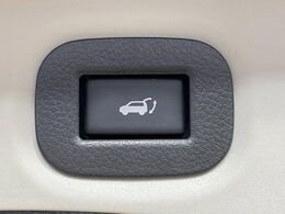 【パワーバックドア】スマートキーや運転席のボタンを押すだけでリアゲートが自動で開閉します！荷物を持っている時や、高い位置にあるバックドアを閉める際に便利な機能です♪