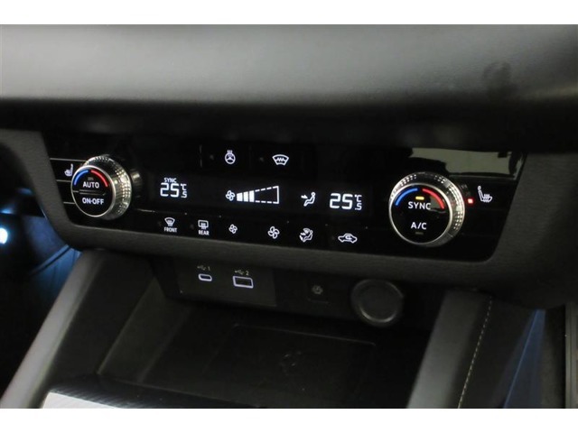 左右独立温度コントロールフルオートエアコンです。運転席、助手席それぞれで独立して温度設定ができます。冷え性の方が乗っても安心ですね♪