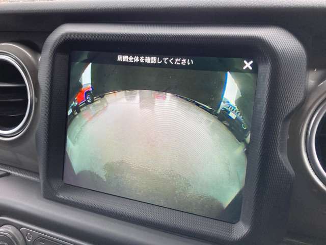 フロントカメラも同様にクリアな視界で死角からの情報を逃しません。