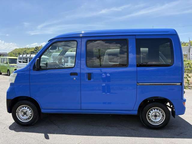 【展示車両について】当店では低価格を実現させる取り組みとしまして微細な傷などはあえて修理せずに展示している場合がございます。お客様ご要望に合わせた外装仕上げを実施いたします。