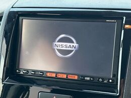 【純正ナビ】人気の純正ナビを装備しております。ナビの使いやすさはもちろん、オーディオ機能も充実！キャンプや旅行はもちろん、通勤や買い物など普段のドライブも楽しくなるはず♪