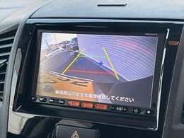 【バックカメラ】駐車時に後方がリアルタイム映像で確認できます。大型商業施設や立体駐車場での駐車時や、夜間のバック時に大活躍！運転スキルに関わらず、今や必須となった装備のひとつです！
