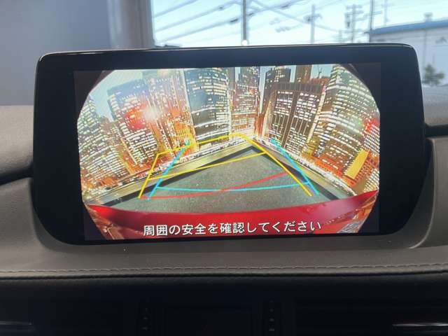 【バックカメラ】運転席から画面上で安全確認ができます。駐車が苦手な方にもオススメな便利機能です。