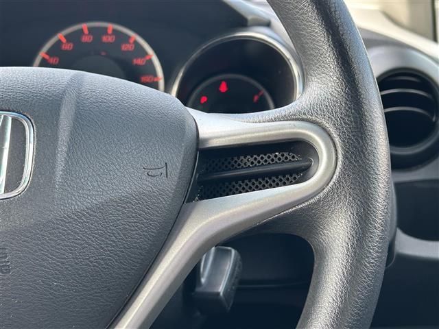 こちらはハンドルの写真です。中古車なので、若干の使用感はありますが、破損、不具合等はありません。ユーザー様から買取した車両を、一台一台チェックして問題のない車両を珪砂しております。ご安心ください。