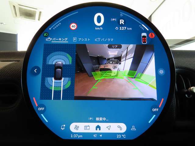 バックカメラの映像は鮮明です。障害物センサーは音と画面上のグラフィックで確認できます。