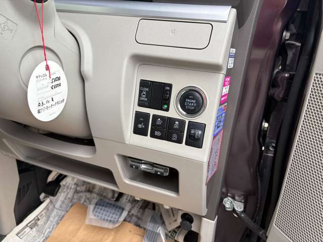 プッシュスタート車です。運転席シート、シートヒーター付きです。