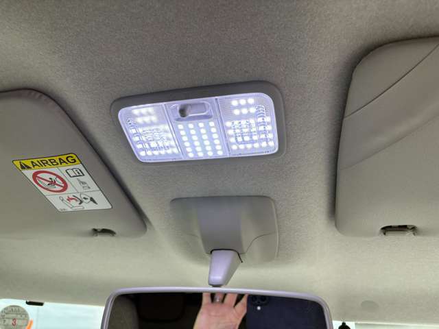 ルームランプは、LEDに代わっております。