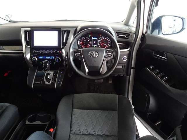 革巻きステアリングで快適な操作性の運転席です。