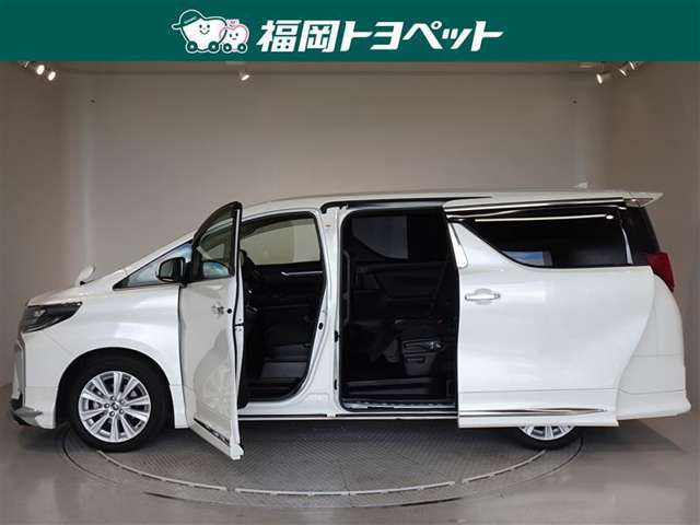 両側パワースライドドア付きだから、狭い駐車スペースなどでの 乗り降りラクラク！小さなお子さまのいるご家庭には嬉しい装備。