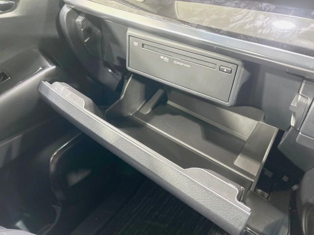 【CD/DVDデッキ】オプションのCD/DVDデッキを搭載。ディスプレイオーディオでエンタメをお楽しみいただけます。