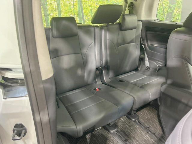 3列目シートはもちろん状態良好☆大人でもゆったりと座って頂けますので、大人数でのお出かけもラクラクです♪ご家族で、気の知れた仲間で、ドライブに行くのが楽しみですね♪