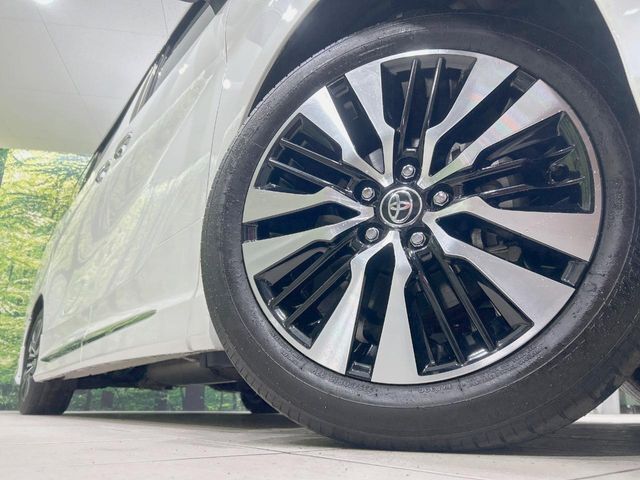 【グレード専用純正18インチアルミホイール】デザイン性の高い純正アルミホイールを装着しております。各種社外アルミホイールや、スタッドレスタイヤも取扱いしております。是非ご相談ください♪