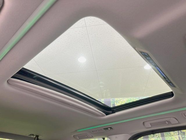 【サンルーフ】開放感たっぷりの希少装備、サンルーフが装着されています！車内に明かりを取り入れたり景色を楽しむ以外にも、車内の空気も簡単に換気できて快適です！