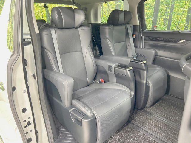 広々とした2列目シートは居住性が高く、居心地も快適！友達や家族とのお出かけにぴったりです。ベビーシートやチャイルドシート使用時も快適にお過ごしいただける十分な空間を確保しています。