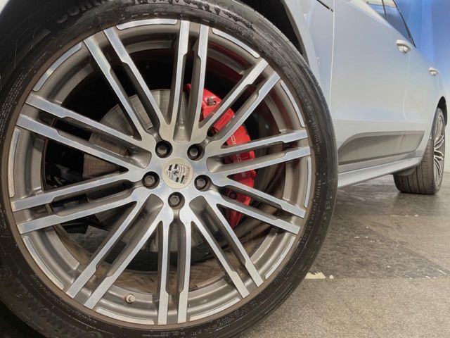 ●純正21インチアルミホイール：輸入車ならではの卓越した走りを支えるホイールと足回りです！日本車の走りに慣れている方にもぜひ体感して頂きたいほど、高いレベルでまとまっています！