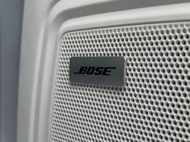 ●BOSEサラウンドシステム：モデル毎に最適な調整が施された、人気のサウンドシステムです。通常のスピーカーと比較しても音の広がりが感じられます。是非ご来店の上ご体感ください。