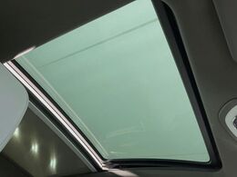 ●サンルーフ：開放感たっぷりの希少装備、サンルーフが装着されています！車内に明かりを取り入れたり景色を楽しむ以外にも、車内の空気も簡単に換気できて快適です！
