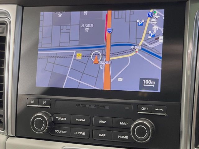 ●純正ナビ:一体感のあるナビは、高級感ある車内を演出してくれます。Bluetooth再生などオーディオ機能も充実しておりますので、運転もより楽しめます♪
