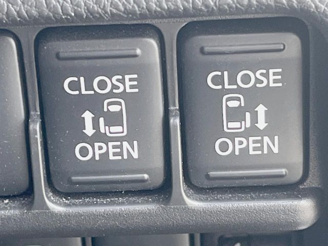 【両側パワースライドドア】スマートキーや運転席のスイッチで後席両側スライドドアの開閉が可能♪電動だから力を入れてドアを開ける必要が無く、小さなお子様でも簡単に開け閉めでき快適です♪