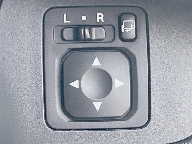【電動格納ミラー】サイドミラーは電動格納式となっており、狭い駐車場でもキズがつくリスクを抑えられます。