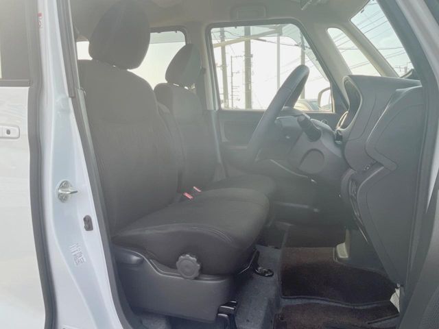 運転席シート廻りは使用感も少なく、良好な状態となっています。前オーナー様が丁寧に使っていたことがよくわかりますね。