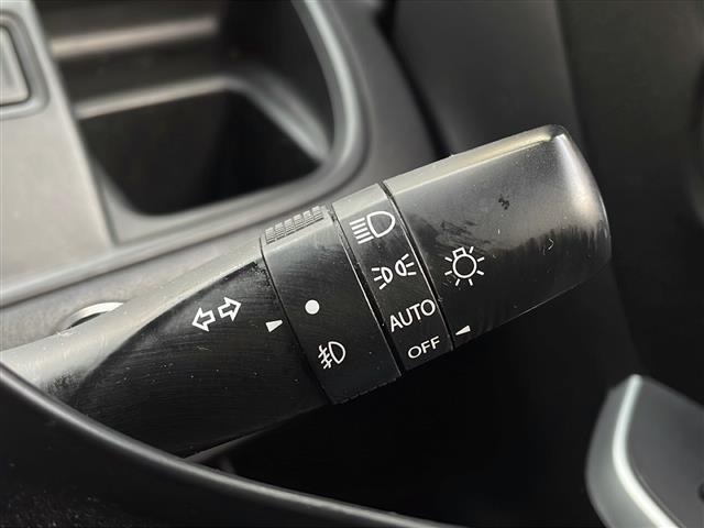 【オートライト（AUTO）】外の明るさをシステムが感知して、自動でヘッドライトが点灯します！ヘッドライトをつけ忘れを防ぐ便利機能です。