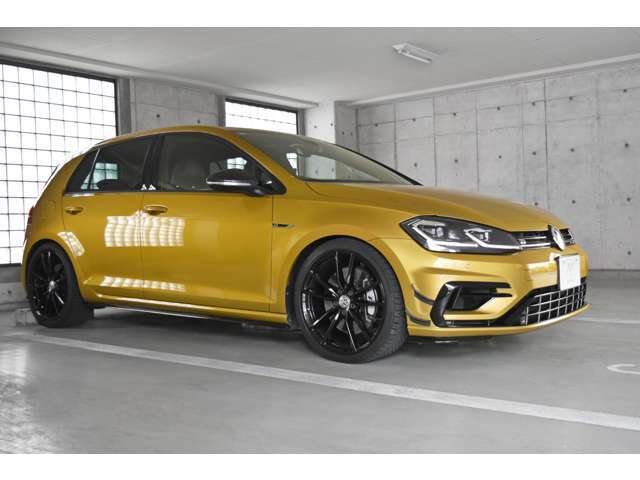 当社の在庫車両は品質保持の為、全車ガレージ・屋内にて保管しております。置き場が店舗と少し離れている場所もございますので、事前にご連絡いただければお待たせすることなく、ご覧いただけます。