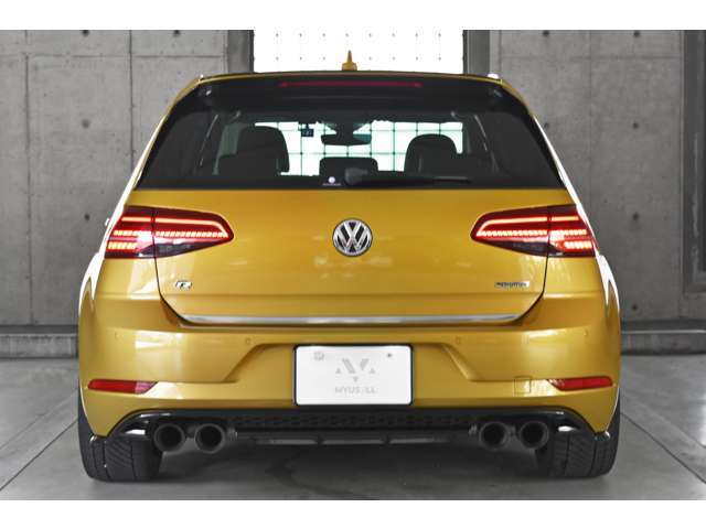 当社の在庫車両は品質保持の為、全車ガレージ・屋内にて保管しております。置き場が店舗と少し離れている場所もございますので、事前にご連絡いただければお待たせすることなく、ご覧いただけます。