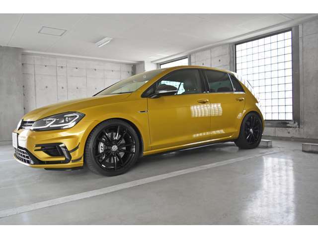 当社の在庫車両は品質保持の為、全車ガレージ・屋内にて保管しております。置き場が店舗と少し離れている場所もございますので、事前にご連絡いただければお待たせすることなく、ご覧いただけます。