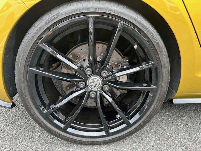 右リア。ガリ傷なし。