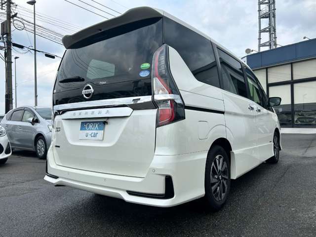 「プロの鑑定」　中古車の恐いところはまさに中古であること。見た目はきれいだけど実は訳有りなんてことは珍しくありません。その点当店のお車はプロの鑑定士による検査を受けた正真正銘の安心車両です。