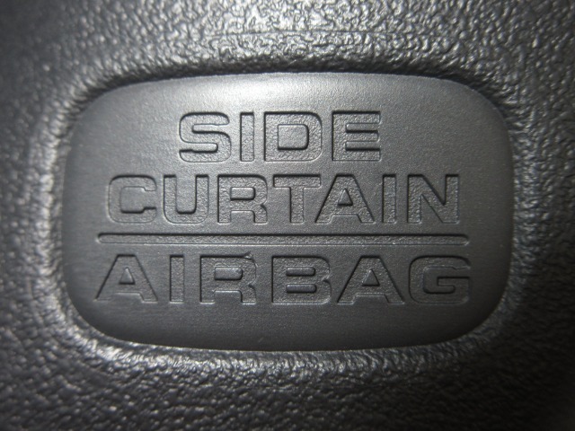 サイドカーテンエアバックシステムは、側面衝突時に大人から子供までさまざまな体格の乗員の頭部や頚部を広範囲で保護。特にセンターピラーへの頭部衝突を防ぐ展開性能を実現しています。