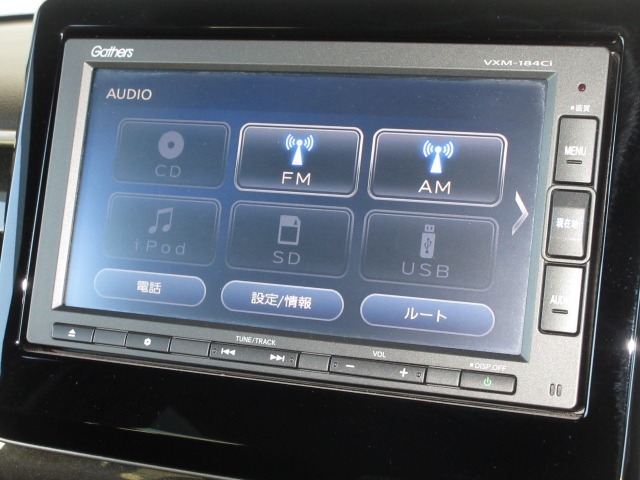 ナビゲーションはギャザズメモリーナビ（VXM-184Ci）を装着しております。AM、FM、CD、Bluetoothがご使用いただけます。初めて訪れた場所でも安心ですね！