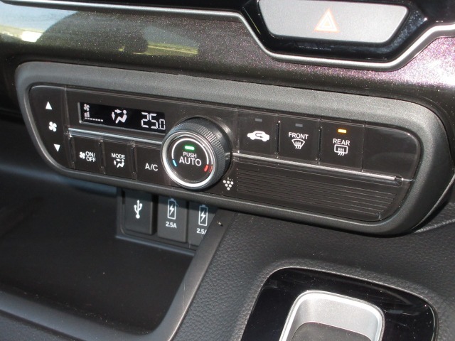 エアコンはオートエアコンでお好みの温度調整が出来、オールシーズン快適にドライブできます！リア席はプライバシーガラスで夏も涼しく過ごせます！