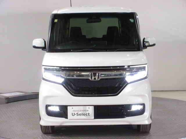 ハロゲンより明るく、より遠くまでさらなる安心感のあるLEDヘッドライトを採用。照射軸の上下方向を自動調整するオートレベリング機構、点灯忘れも防止できるオートライトコントロール機構付きです。